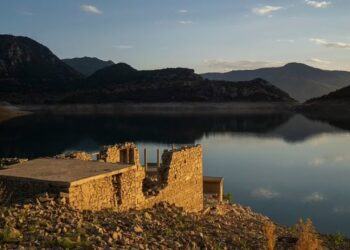 Thatësira në Greqi, pas 30 vitesh rishfaqet fshati në një liqen artificial