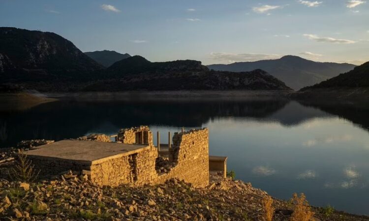 Thatësira në Greqi, pas 30 vitesh rishfaqet fshati në një liqen artificial