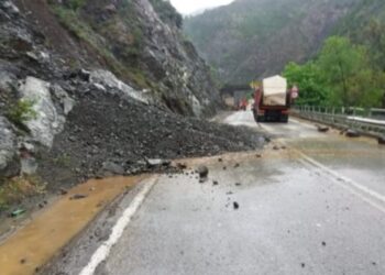 Rrëshqitje gurësh, bllokohet aksi Skuraj-Burrel/ Banorët e zhbllokojnë vetë, asnjë reagim nga ARRSH