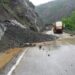 Rrëshqitje gurësh, bllokohet aksi Skuraj-Burrel/ Banorët e zhbllokojnë vetë, asnjë reagim nga ARRSH