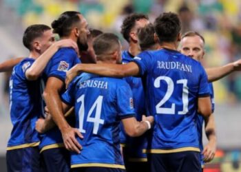 Kosova shkatërron Qipron 4:0, ndërpritet ndeshja se tifozët hapin banderolën “Kosova është Serbi”