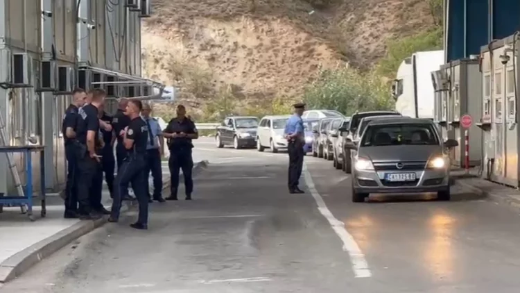 Serbët bllokojnë kufirin në Kosovë, nuk lejojnë kalimin e automjeteve