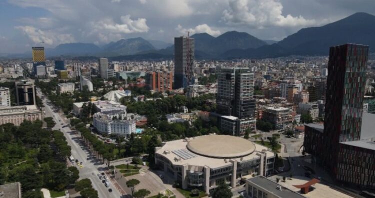 Kulla ngrihen çdo ditë por shqiptarët jetojnë ngushtë, 65% e banesave nën 69 m2