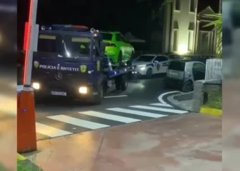 Tapë në timon, Kozakut i sekuestrojnë makinën super luksoze