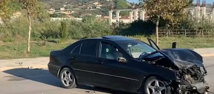 Përplasen ‘kokë më kokë’ 2 automjete në Vlorë, mbeten dy të lënduar