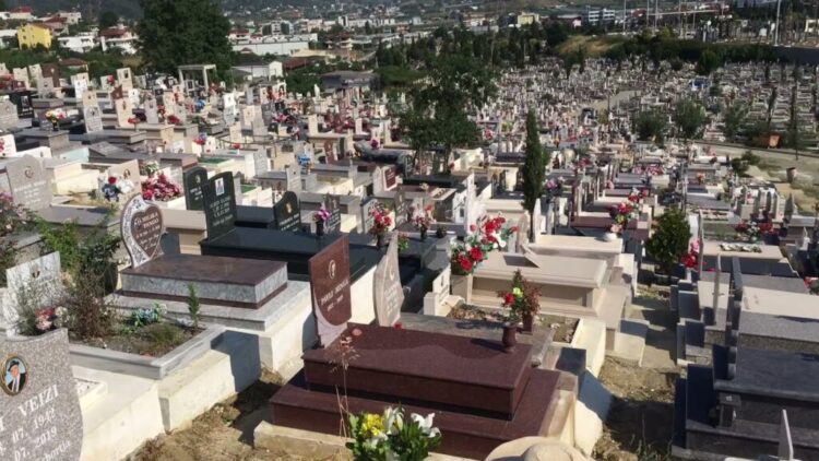 Tirana s’ka vende as për varre, vazhdon saga e prenotimit të “vdekjes”