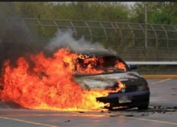 Marr flakë në ecje makina tek mbikalimi i Rinasit