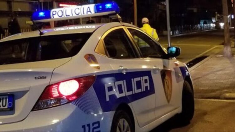 (Emrat) Dy plagosje me thikë, në Vlorë dhe Sarandë/ Një 23-vjeçar dërgohet në spital