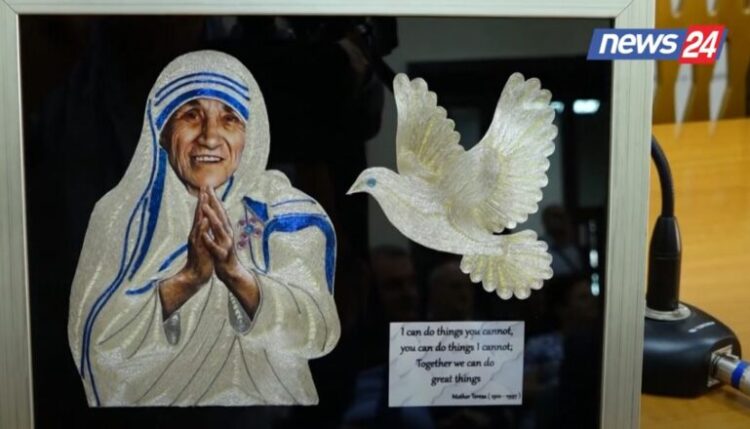 “Pse Nënë Tereza çoi lule te varri i Enver Hoxhës”, leksioni i profesorit të Birmingamit