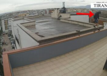 (VIDEO) Arrestohen 3 hajdutët, vodhën bizhuteri me vlerë 15 000 euro në një shtëpi, në pranga dhe një pronar argjendarie