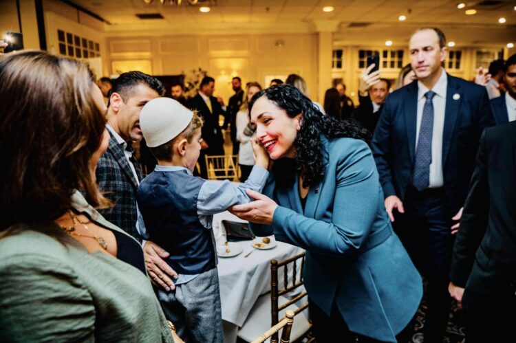 Ndryshe nga Rama, presidentja Osmani takon mërgatën në ShBA: Mbrëmje madhështore