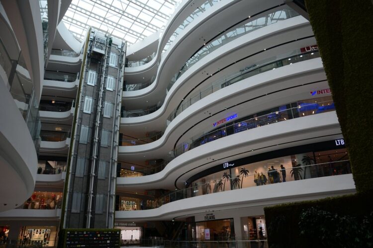 4 vjeçarja në reanimacion, në gjendje kritike. Rrëzohet nga shkallët elektrike tek Toptani Shoping Center