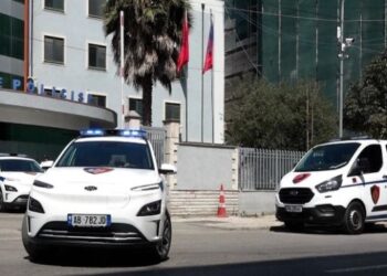 Durrës/ Pamje të shtëpisë ku ndodhi krimi dhe foto e djalit të akuzuar për vrasjen e babait