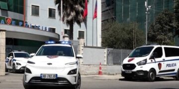Durrës/ Pamje të shtëpisë ku ndodhi krimi dhe foto e djalit të akuzuar për vrasjen e babait