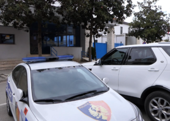 Vodhi paratë në një shtëpi në Korçë/ Hajduti tenton t’i ikë policisë nga dera e tualetit