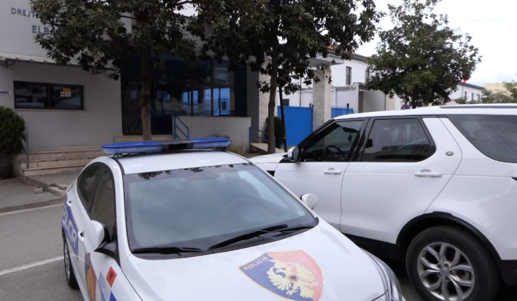 Vodhi paratë në një shtëpi në Korçë/ Hajduti tenton t’i ikë policisë nga dera e tualetit