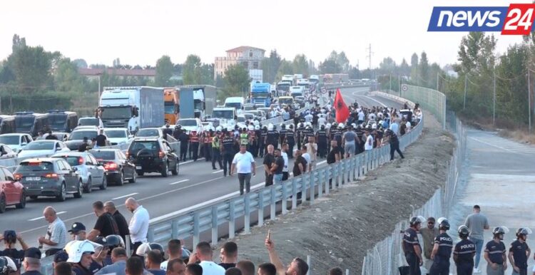 Bllokohet Thumanë-Kashar, banorët protestojnë për herë të dhjetë