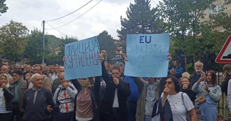 Serbët protestojnë para stacionit të Policisë në veri të Mitrovicës