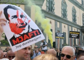 Nis protesta e 25-të para bashkisë së Tiranës, kërkohet dorëheqja e Veliajt