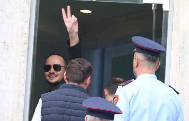 Dy farsa, si prova e një gjëme të madhe që i kanoset Shqipërisë