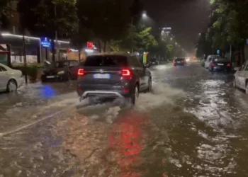 Shkodra përfshihet nga stuhia/ Rrugë të përmbytura, banorëve u kërkohet të mos dalin