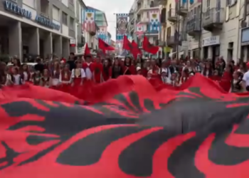 “Rrënjët e zemrës”,  marshimi kuq e zi i shqiptarëve në rrugët e Italisë
