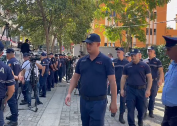 “Blindohet” SPAK, forcat e policisë rrethojnë godinën para mbërritjes së Berishës