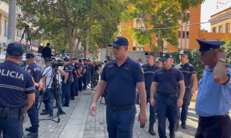 “Blindohet” SPAK, forcat e policisë rrethojnë godinën para mbërritjes së Berishës