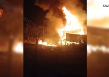 I vuri zjarrin stallës pas sherrit me kushëririn, arrestohet i riu