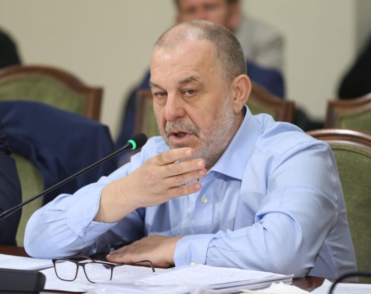 “Më hodhët në gropë, por…” Klodian Rjepaj del nga burgu dhe pyetet 8 orë në Kuvend për “Sterilizimin”