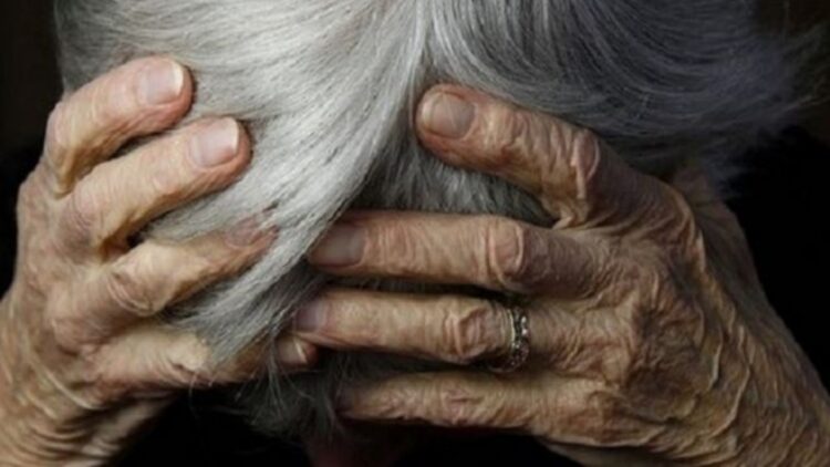 “Më ka zhveshur lakuriq…”/ Flet 82-vjeçarja që u dhunua nga nusja në Shkodër: Më gjuajti me shkop