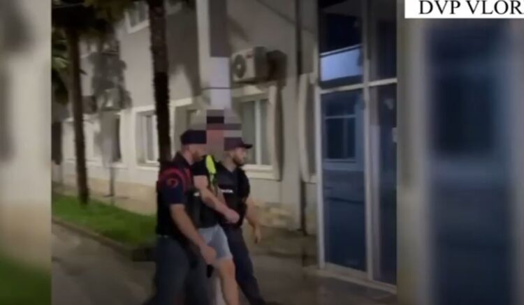 Plagosi me thikë një 41-vjeçare dhe vodhi lekë në kazino, pranga të riut në Vlorë (Emri)