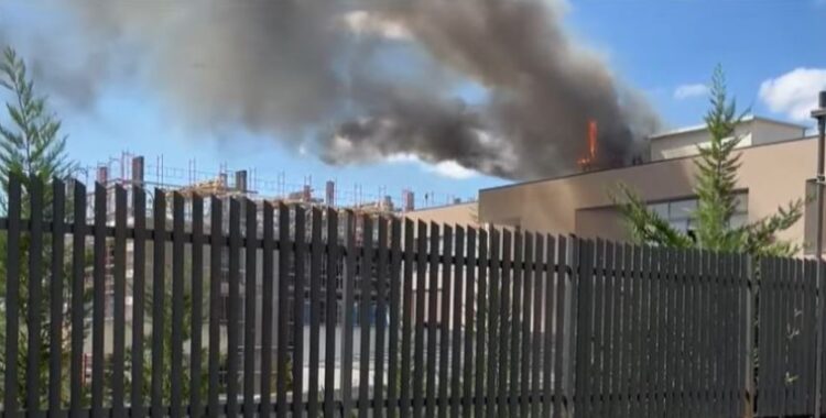 Zjarr me përmasa të mëdha përfshin një qendër tregtare në Tiranë