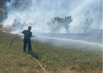 Zjarr në Librazhd, rrezikohen banesat