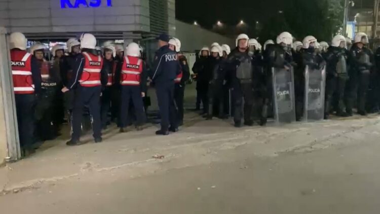 Policia tenton të shpërndajë protestuesit, Noka kërcënon: Nëse nuk largoheni, destinacioni i radhës do të jetë Surreli
