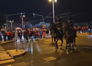 Tifozët kuqezinj mbërrijnë në “EPET Arena” (VIDEO)