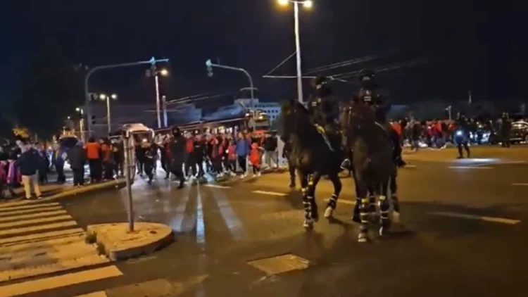 Tifozët kuqezinj mbërrijnë në “EPET Arena” (VIDEO)