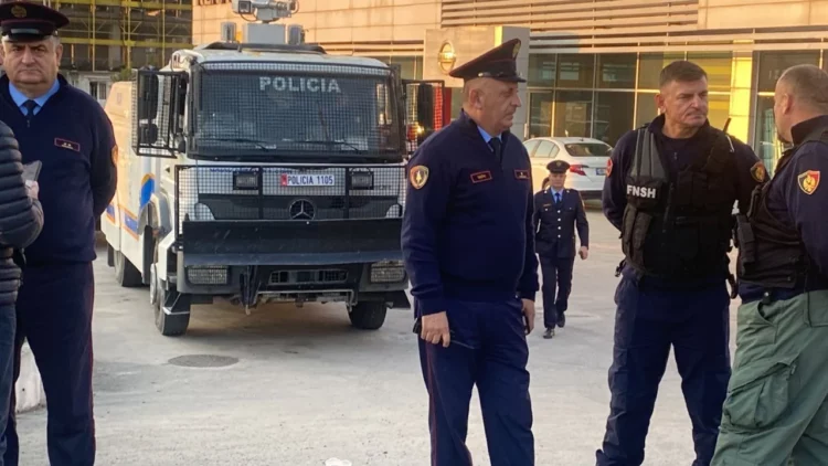 Protesta/ ‘Blindohen’ rrethrrotullimet kryesore, zbarkojnë zjarrfikëse dhe forca policore