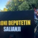 “Lironi deputetin Salianji”, protestuesit mblidhen tek selia blu me pankarta për deputetin
