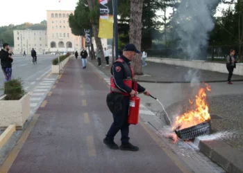 Zjarr para Presidencës, protestuesit i vënë flakën gomës