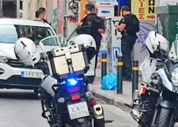 Me armë dhe tritol në makinë! Identifikohet çifti shqiptar që u arrestua në Athinë