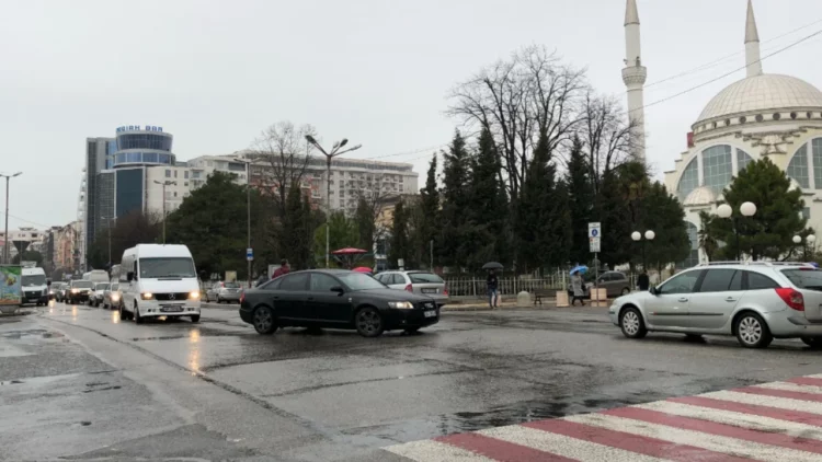 (VIDEO) Reshjet e shiut në Lezhë dhe Shkodër/ Ministria e Mbrojtjes apel qytetarëve: Bëni kujdes!