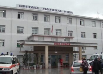 Një djalë i ri në Fier tenton vetëvrasjen me thikë, dërgohet në spital…