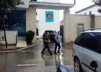 Elbasan/ “Më dëmtoi reputacionin si mësues”, kanos një person duke e lyer me benzinë