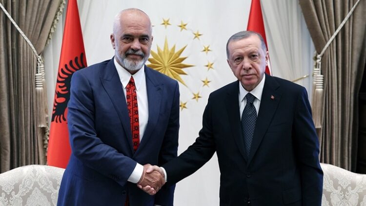 Erdoganit të enjten në Tiranë, Xhamia e Namasgjasë bën provat e inaugurimit