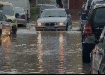 VIDEO-FOTO/ Reshjet përmbytin rrugët në Lezhë