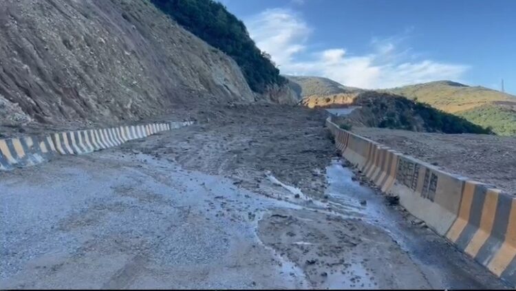 Përmbytjet në Vlorë/ Dherat bllokojnë bajpasin