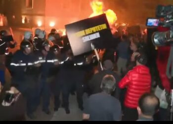 FOTO/ “Burgu juaj, medalja ime”- Protestuesit në shesh me pankarta me portretin e Ervin Salianjit në duar