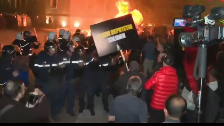 FOTO/ “Burgu juaj, medalja ime”- Protestuesit në shesh me pankarta me portretin e Ervin Salianjit në duar
