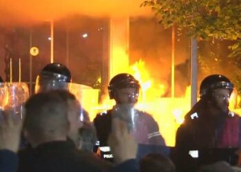 Policia thirrje protestuesve: Ndaloni sulmet, janë plagosur 10 policë